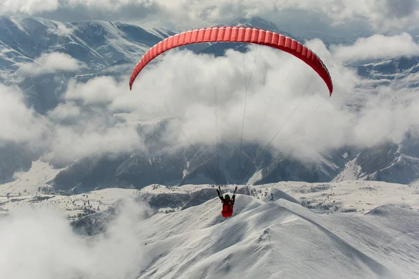 Verse witte sneeuw met skipiste op zonnige winterdag Stockfoto