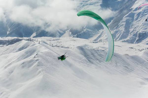 Verse witte sneeuw met skipiste op zonnige winterdag Stockfoto