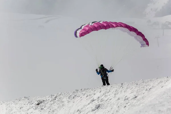 Nieve blanca fresca con pista de esquí en el soleado día de invierno Imagen de archivo