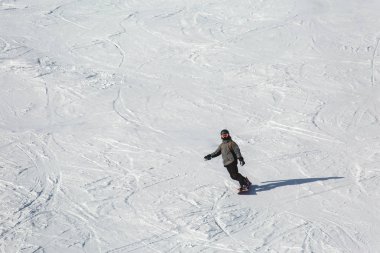 taze kar kayak pisti üzerinde üzerinde güneşli kış gününde Gürcistan'daki Kayak merkezinde Snowboard Snowboard