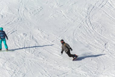taze kar kayak pisti üzerinde üzerinde güneşli kış gününde Gürcistan'daki Kayak merkezinde Snowboard Snowboard