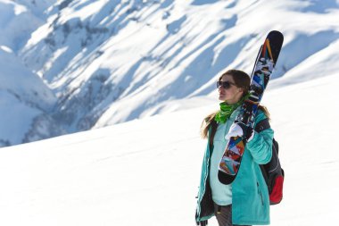 taze beyaz karda kayak pisti ile güneşli kış gününde snowboard kadınlar snowboarder