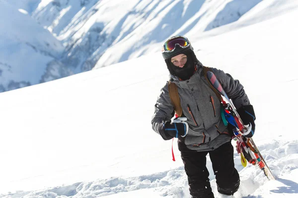 Snowboarder snowboard na neve fresca na pista de esqui no dia ensolarado de inverno na estância de esqui na Geórgia — Fotografia de Stock