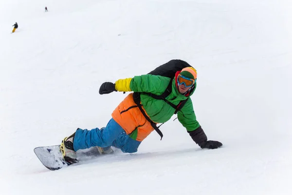 Snowboarder Snowboard auf Neuschnee auf der Skipiste am sonnigen Wintertag im Skigebiet in Georgien — Stockfoto