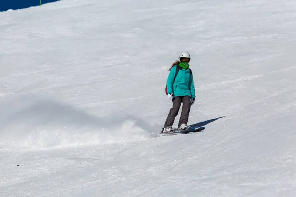 Snowboard mulheres snowboard na neve branca fresca com pista de esqui no dia ensolarado de inverno — Fotografia de Stock