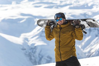 taze beyaz karda kayak pisti ile güneşli kış gününde Snowboard Snowboard