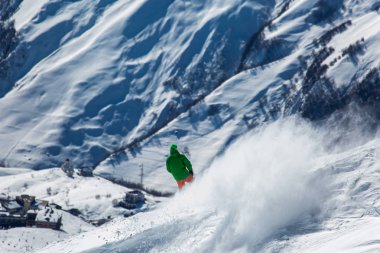 taze beyaz karda kayak pisti ile güneşli kış gününde Snowboard Snowboard