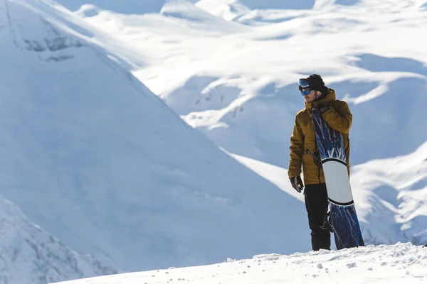 Snowboardista snowboarding na čerstvém bílém sněhu s sjezdovka na slunný zimní den — Stock fotografie