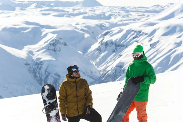 Snowboarder snowboard na neve branca fresca com pista de esqui no dia ensolarado de inverno — Fotografia de Stock