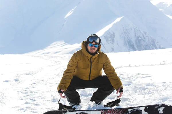 Snowboarder Snowboard auf Neuschnee mit Skipiste an sonnigem Wintertag — Stockfoto