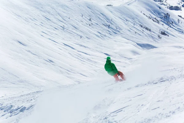 신선한 흰 눈에 맑은 겨울 날에 스키 슬로프와 스노우 보드 스노 — 스톡 사진