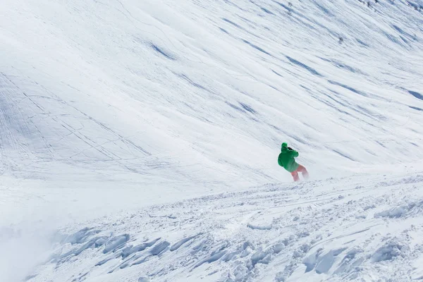 Snowboarder snowboard en nieve blanca fresca con pista de esquí en el soleado día de invierno —  Fotos de Stock