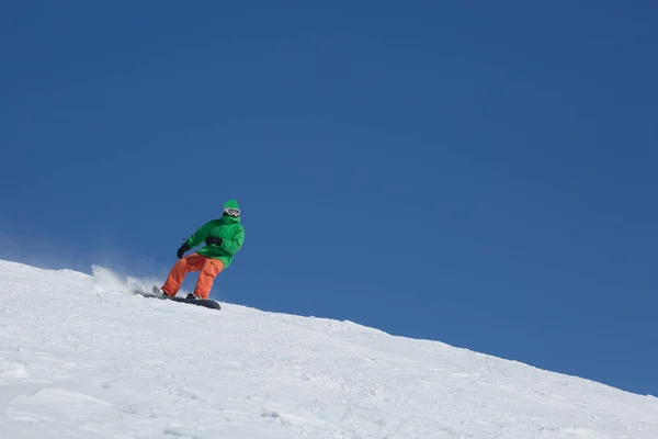 Snowboarder σνόουμπορντ στο φρέσκο χιόνι λευκό με πίστα σκι, ηλιόλουστη χειμερινή ημέρα — Φωτογραφία Αρχείου