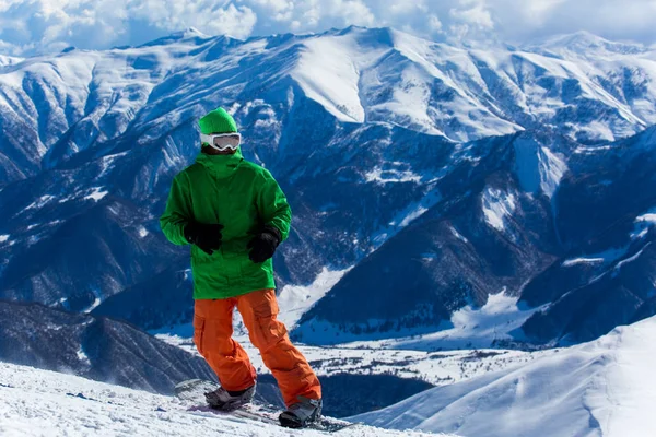 Snowboarder snowboard en nieve blanca fresca con pista de esquí en el soleado día de invierno —  Fotos de Stock