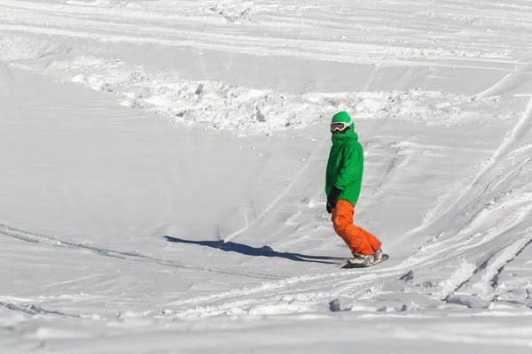 신선한 흰 눈에 맑은 겨울 날에 스키 슬로프와 스노우 보드 스노 — 스톡 사진