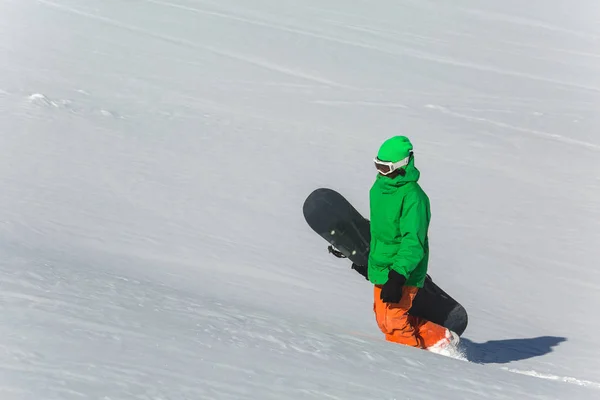 Snowboarder snowboard sulla neve fresca e bianca con pista da sci nella giornata invernale soleggiata — Foto Stock