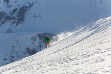 taze beyaz karda kayak pisti ile güneşli kış gününde Snowboard Snowboard
