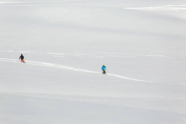 taze beyaz karda kayak pisti ile güneşli kış gününde Snowboard Snowboard