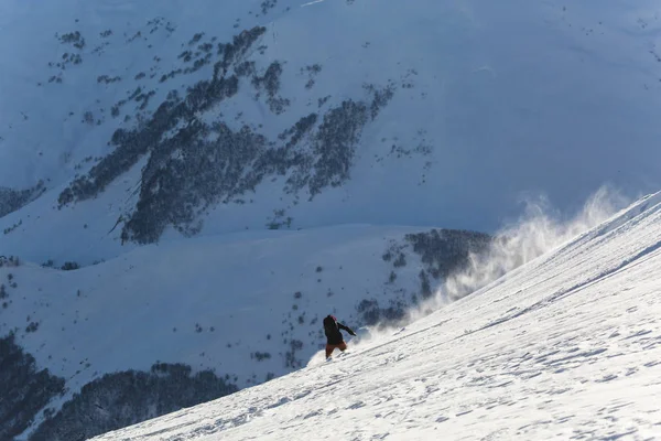 Snowboarder snowboard na neve branca fresca com pista de esqui no dia ensolarado de inverno — Fotografia de Stock