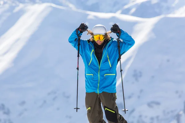Taze beyaz karda kayak pisti ile güneşli kış gününde Snowboard Snowboard — Stok fotoğraf