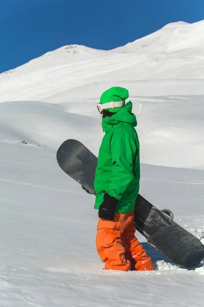 Snowboarder snowboard sulla neve fresca e bianca con pista da sci nella giornata invernale soleggiata — Foto Stock