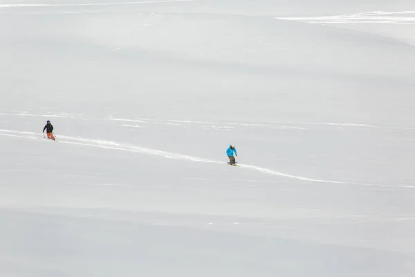Snowboarder snowboard en nieve blanca fresca con pista de esquí en el soleado día de invierno —  Fotos de Stock