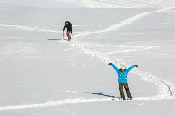 Snowboarder snowboard na neve branca fresca com pista de esqui no dia ensolarado de inverno — Fotografia de Stock