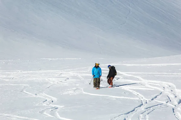 Snowboarder snowboard na neve branca fresca com pista de esqui no dia ensolarado de inverno — Fotografia de Stock