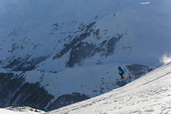 Snowboarder snowboard na neve branca fresca com pista de esqui no dia ensolarado de inverno — Fotografia de Stock