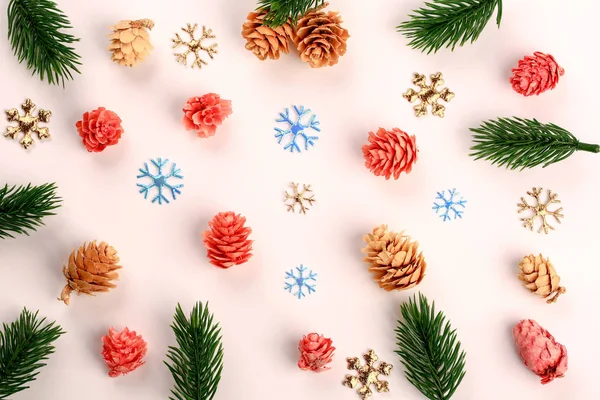 Diseño navideño. Ramas de abeto. Conos de abeto. Copos de nieve. Rosa. Blu. — Foto de Stock