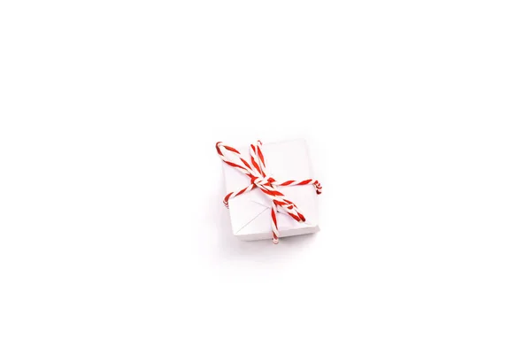Caja de regalo de composición navideña sobre fondo blanco. concepto de vacaciones minimalista — Foto de Stock