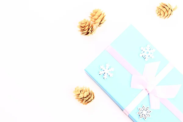 Caja de regalo de composición navideña con rama de abeto y conos sobre un fondo blanco. concepto de vacaciones minimalista — Foto de Stock