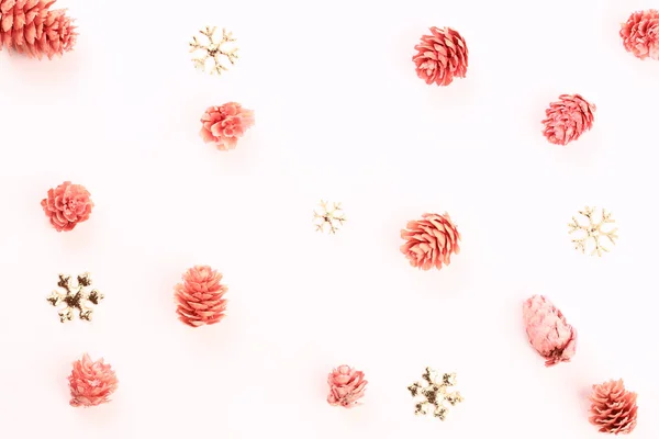 Świąteczna kompozycja płatków śniegu i różowych szyszek jodłowych. minimalistyczna koncepcja wakacji — Zdjęcie stockowe