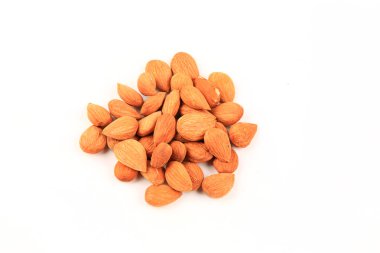 Kayısı çekirdeği beyaz arkaplanda izole edildi