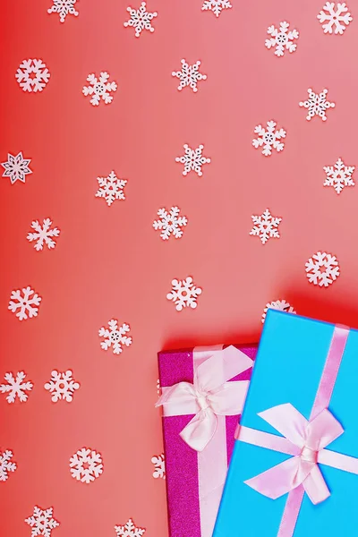 Fondo de Navidad. Cajas de regalo. Copos de nieve. Fondo rosa. Vista superior. Primer plano . — Foto de Stock
