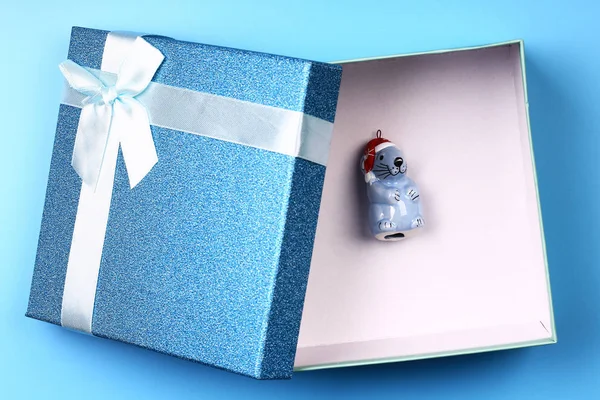 Diseño navideño. Cajas de regalo. Fondo azul. Vista superior. Primer plano . — Foto de Stock