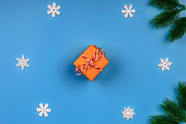 Fondo de Navidad. Caja de regalo. Rama de abeto. Copos de nieve. Fondo azul. Vista superior. Primer plano . — Foto de Stock