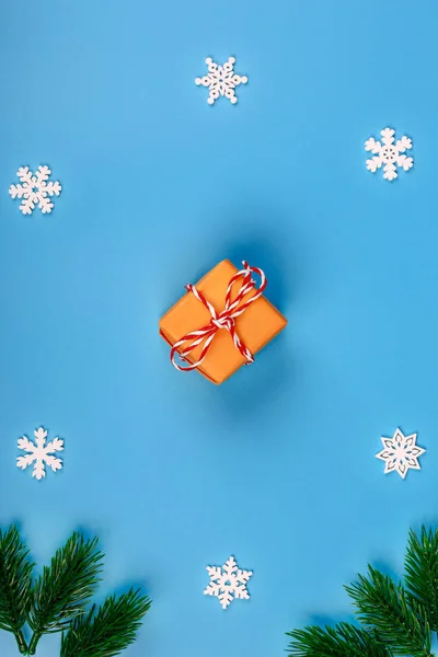 Fondo de Navidad. Caja de regalo. Rama de abeto. Copos de nieve. Fondo azul. Vista superior. Primer plano . — Foto de Stock