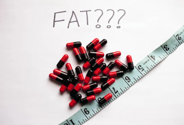 Концепция потери веса с жировых горелок таблетки и измерительной ленты — стоковое фото