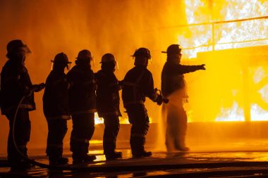 İtfaiye şefi grup itfaiye yangın söndürme egzersiz sırasında yönetmenlik