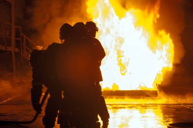 Tank yangın söndürme egzersiz sırasında yanan önünde itfaiye grubu