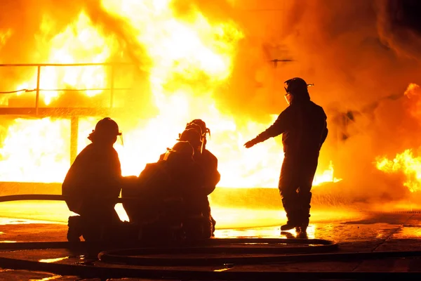 Brandchef ger instruktioner till brandmän under brandbekämpning träning — Stockfoto