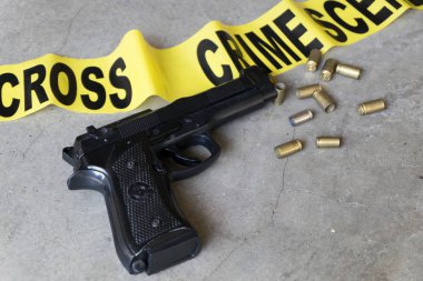 Suç mahalli kavramı yukarıdan siyah silah ve suç mahalli bant ile