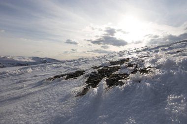 Nisan akşamı Karpatlar 'daki Dragobrat tepesinin tepesinde.