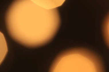 Bir çelenkten gelen bulanık ışık lekeleri, bir Noel teması için mükemmel bir arka plan