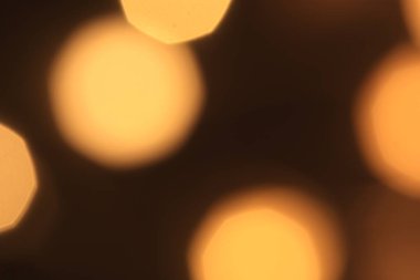 Bir çelenkten gelen bulanık ışık lekeleri, bir Noel teması için mükemmel bir arka plan