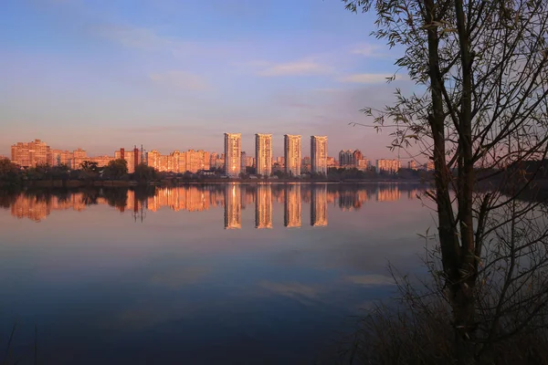 Refleksja Domów Zachodzie Słońca Jeziorze — Zdjęcie stockowe