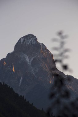 Gün doğumunda Ushba dağı zirvesi