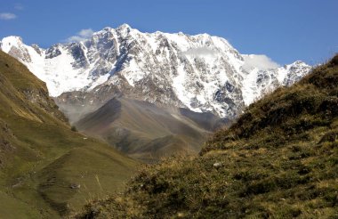  Dağın zirvesi Shkhara, Svaneti, Gürcistan