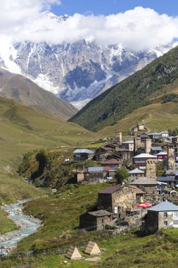  Yüksek dağ köyü Ushguli, Svaneti, Gürcistan 'ın panoramik manzarası